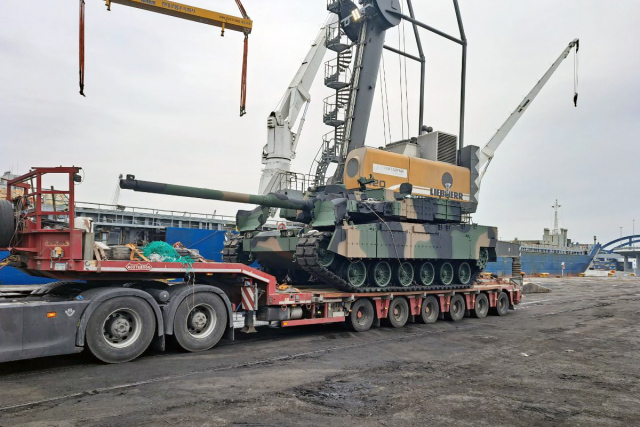 폴란드 그드니아 항구에 도착한 폴란드 K2 전차./현대로템/