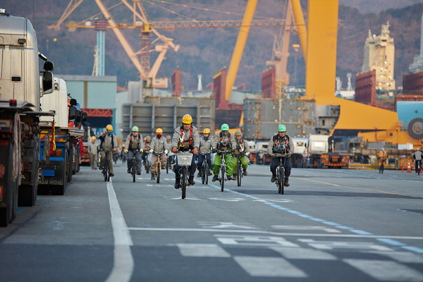 조선소 근로자들이 자전거를 타고 출근하는 모습./경남신문DB/